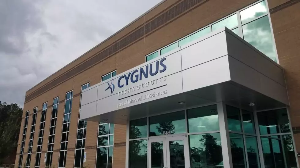 cygnus technology exterior signage - new signage for new local business in Southport north carolina
